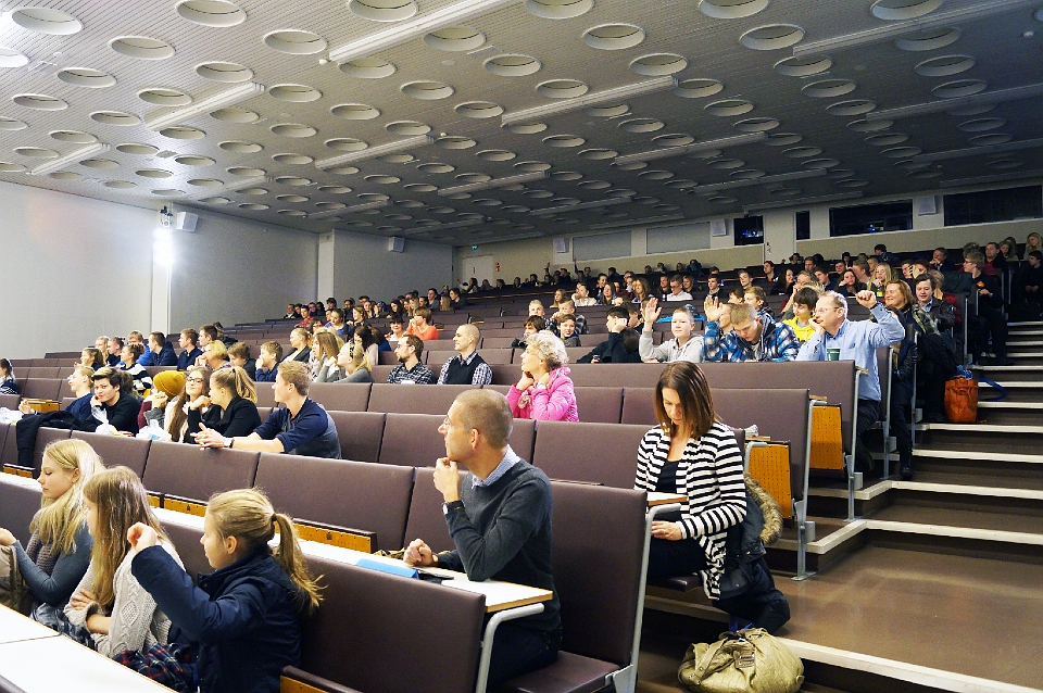 Tieteen päiville 2015 osallistuneita nuoria kuuntelemassa luentoa auditoriossa.