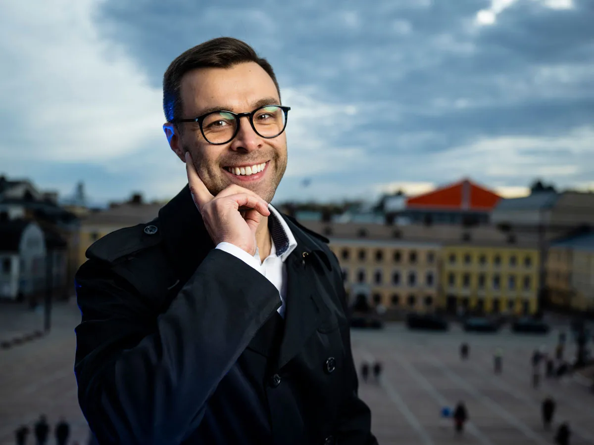 Tommi Tenkanen katsoo hymyillen kameraan.